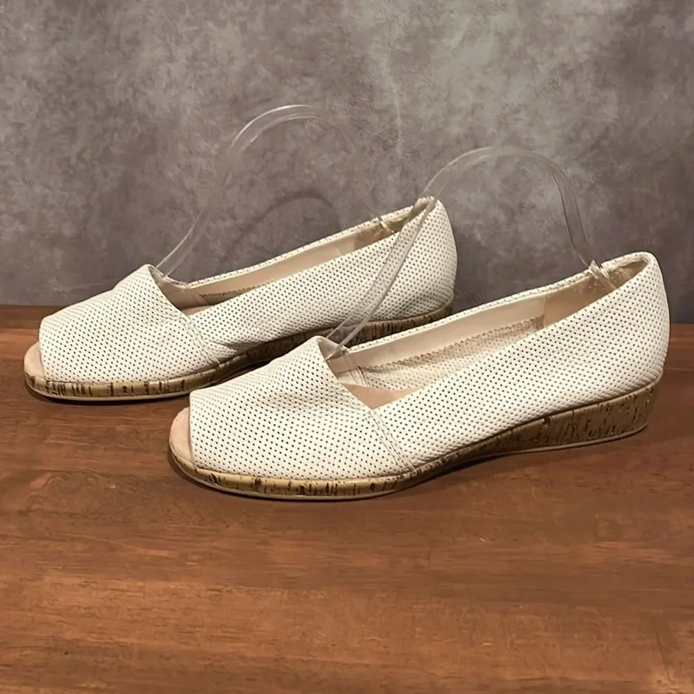 Aerosoles Spring Break white perforated leather peep toe espadrilles size 8.5